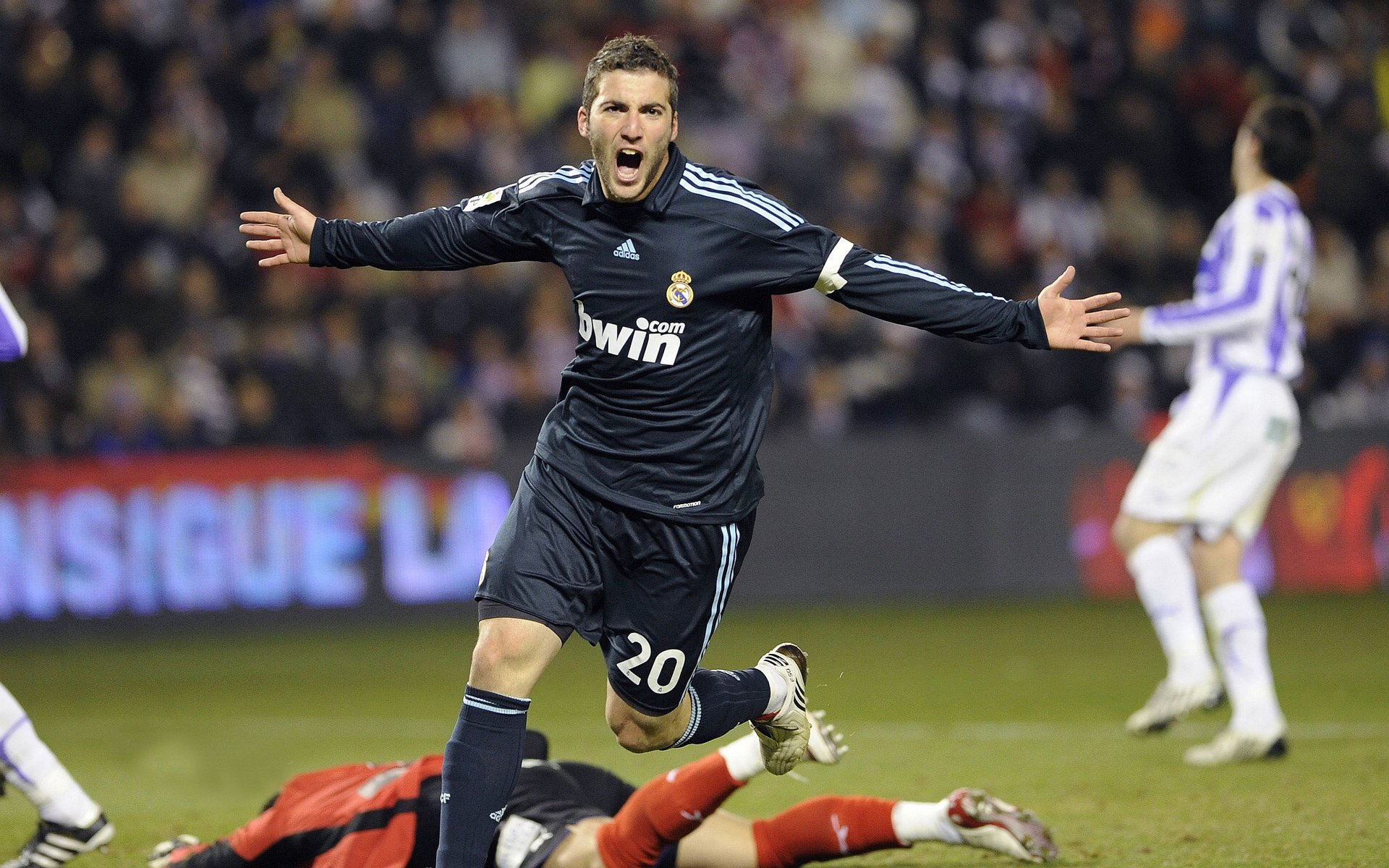 九游下载中心-乔纳·隆戈：全黑队的破坏性武器，凭借速度与力量打破防线，乔纳坦资料